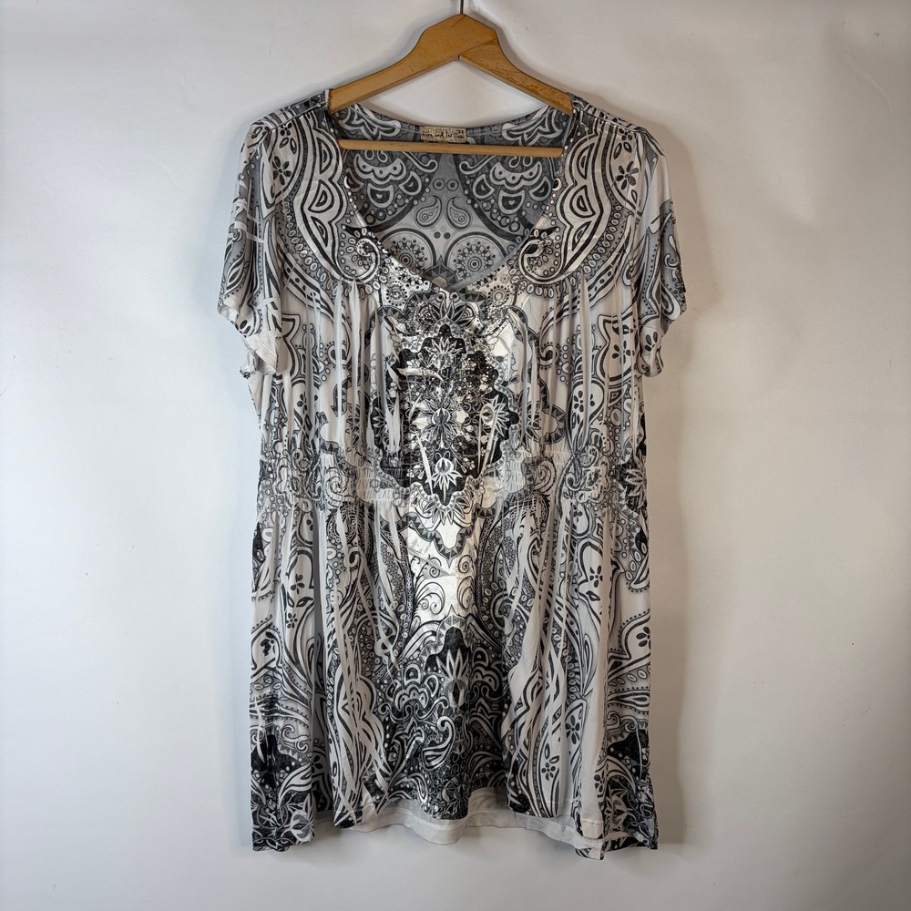 Live And Let Live Womens Tunic Top Size 2X White Paisley Studded Short Sleeve